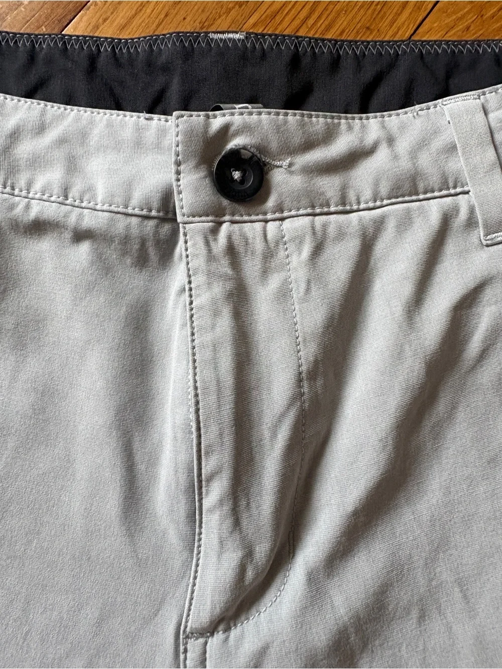 Vuori Shorts Men’s Size 34 Chino Golf Hiking Casual Gray Moisture Wicking